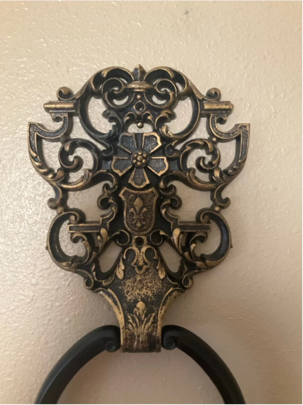 Vintage Mid Century Homco Towel Ring Holder Gothic Crest Shield Medieval